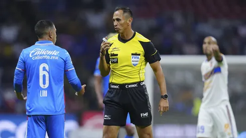 Ciudad de México, 4 de febrero de 2023. Erik Lira en reclamo a Luis Enrique Santander, árbitro central, durante el partido de la jornada 5 del torneo Clausura 2023 de la Liga BBVA MX, entre la Máquina Celeste del Cruz Azul y los Tigres de la UANL, celebrado en el estadio Azteca. Foto: Imago7/ Rafael Vadillo