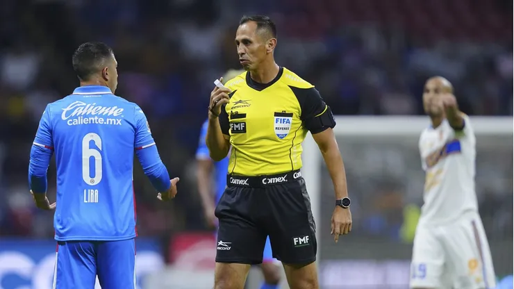 Ciudad de México, 4 de febrero de 2023. Erik Lira en reclamo a Luis Enrique Santander, árbitro central, durante el partido de la jornada 5 del torneo Clausura 2023 de la Liga BBVA MX, entre la Máquina Celeste del Cruz Azul y los Tigres de la UANL, celebrado en el estadio Azteca. Foto: Imago7/ Rafael Vadillo