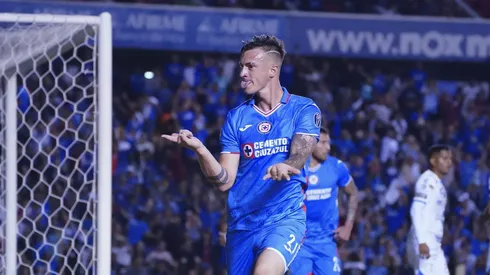 El argentino se la rebuscó dentro del área