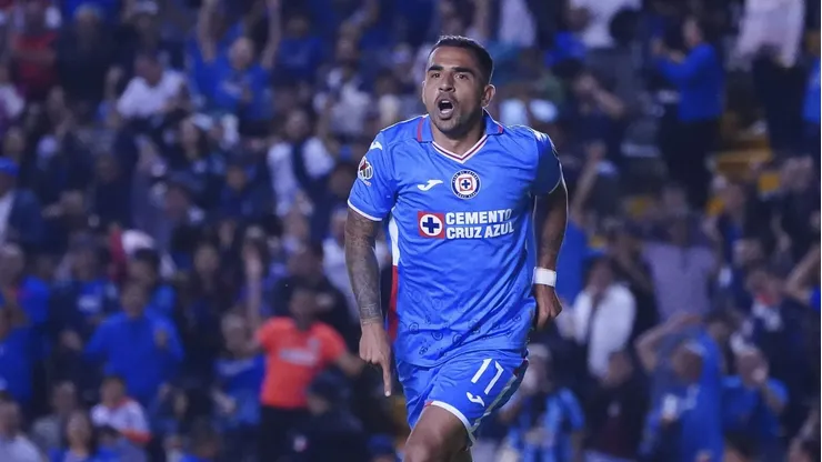 El defensor de Cruz Azul salió desde el inicio ante los Gallos Blancos.