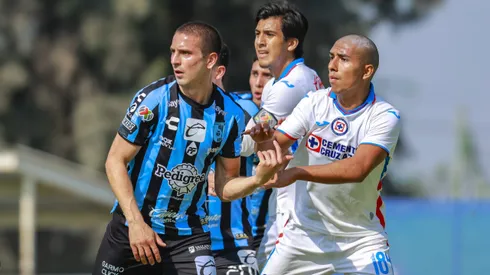 Cruz Azul sufrió voltereta frente a los Gallos en Querétaro.