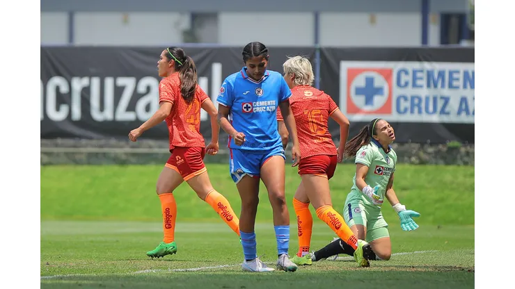 Blue anotó un polémico gol con la mano contra Juárez.