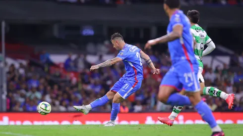 Augusto Lotti sacó un potente disparo de larga distancia.