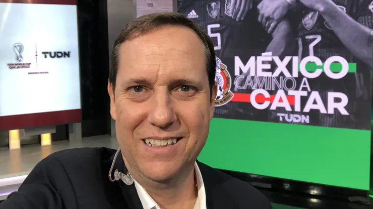 Paco Villa en las transmisiones del Mundial de Qatar