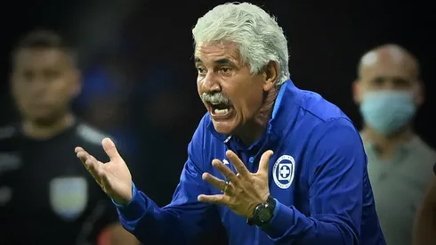 Tuca Ferretti prepara ajustes arriesgados en su alineación contra Chivas.