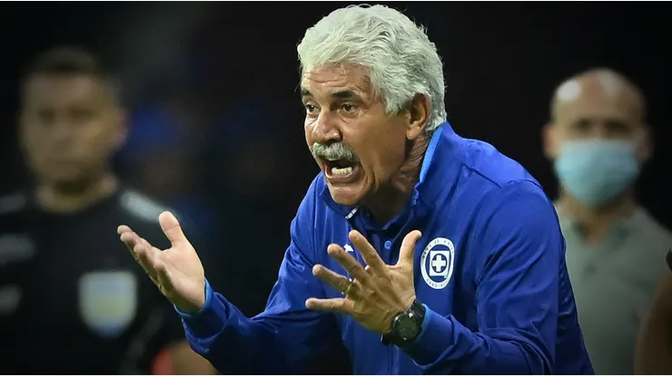 Tuca Ferretti prepara ajustes arriesgados en su alineación contra Chivas.