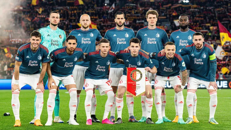 Santi Giménez arrancó como titular con el Feyenoord ante La Roma.
