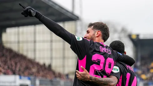 Santi Giménez contabiliza 19 goles en su primera la temporada en Europa.