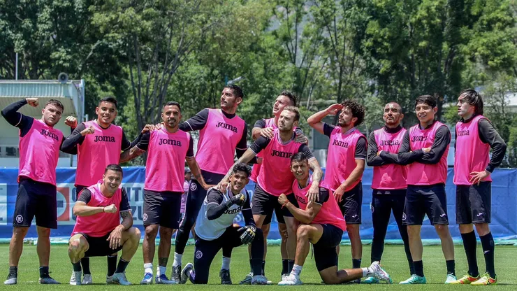 Cruz Azul enfrentará con plantel completo al América esta noche.