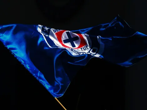 Bandera de Cruz Azul aparece en el estadio del Feyenoord