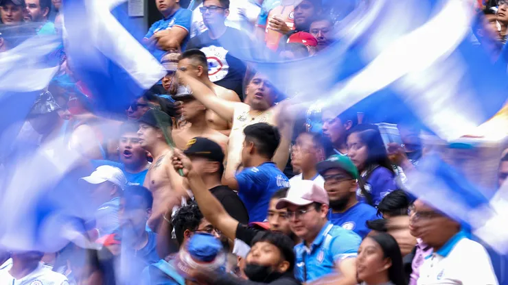 Patrocinador | Cruz Azul comenzó a sacar todo el producto de Joma de sus almacenes.