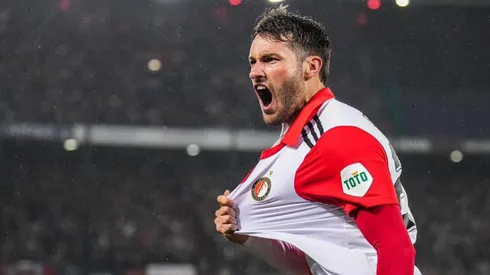 En su primera temporada en Europa, Santi Giménez la está rompiendo.