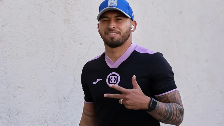 Juan Escobar no podrá ver acción en el próximo partido de Cruz Azul por suspensión.