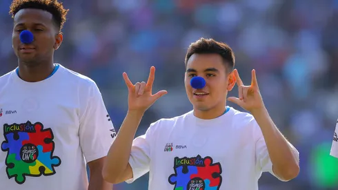 Los jugadores de ambos equipos saltaron a la cancha con una singular nariz azul.