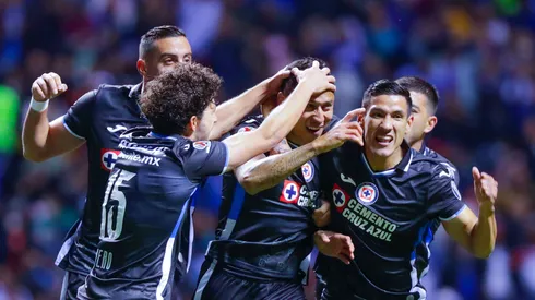 El defensa de 35 años renovó su contrato con Cruz Azul por un año más.