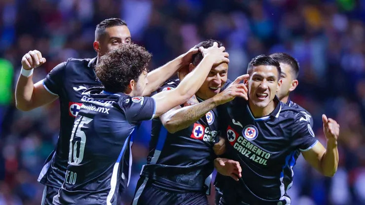 El defensa de 35 años renovó su contrato con Cruz Azul por un año más.