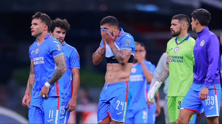 CIUDAD DE MEXICO, MEXICO - ABRIL 15: Jugadores del Cruz Azul en lamento durante el juego de la jornada 15 del Torneo Clausura 2023 de la Liga BBVA MX en el Estadio Azteca el 15 Abril de 2023 en Ciudad de Mexico, Mexico. (Foto: Mauricio Salas/JAM MEDIA)
