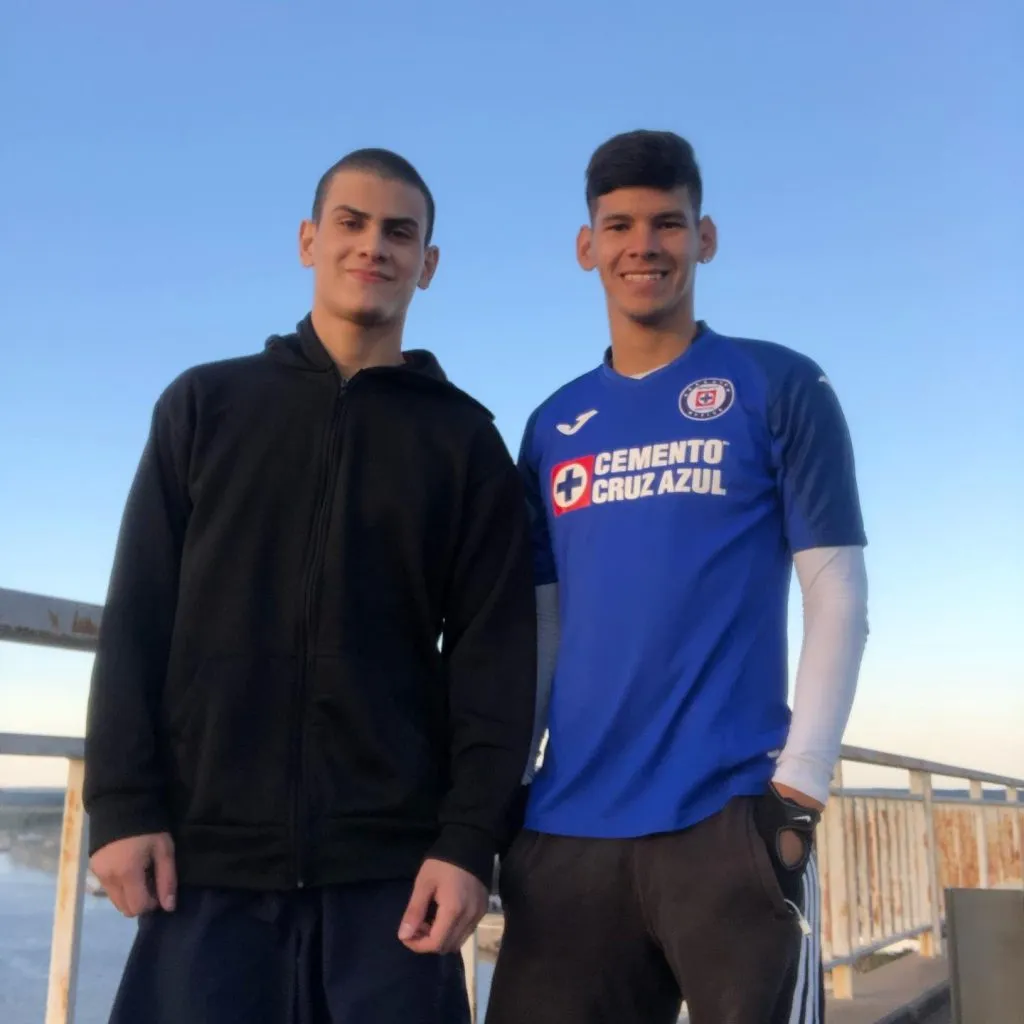 Robert Morales compartió una serie de postales con la camiseta de Cruz Azul. (Foto: @robertmorales_11)
