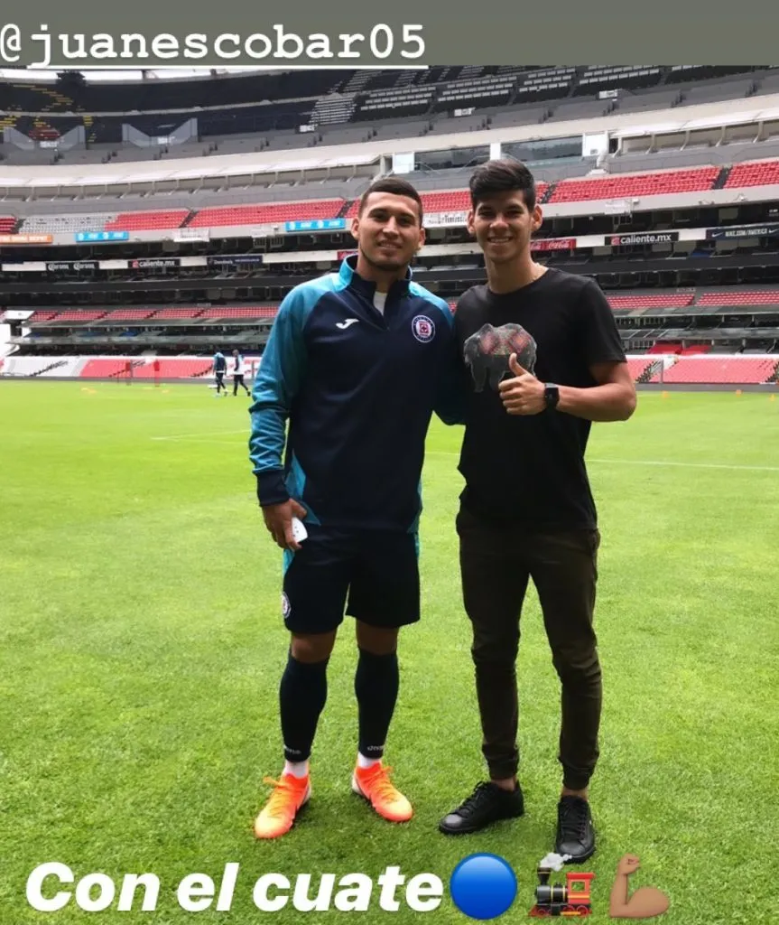Robert Morales al lado de Juan Escobar y con guiño a Cruz Azul desde el Azteca. (Foto: @robertmorales_11)