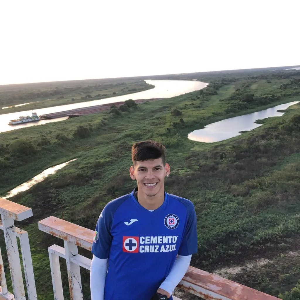 Robert Morales presumió su foto con la camiseta de Cruz Azul. (Foto: @robertmorales_11)