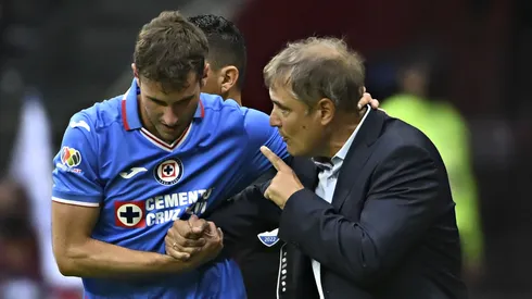 El DT uruguayo Diego Aguirre dirigió a Santiago Giménez en Cruz Azul.