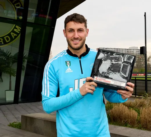Santiago Giménez con su galardón hecho pedazos (Feyenoord)