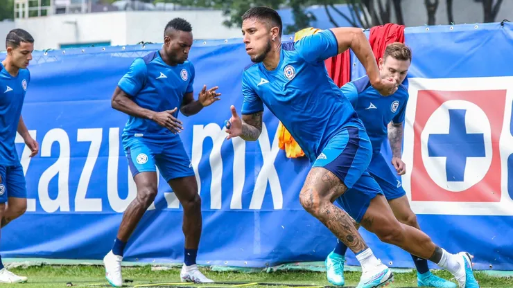 Carlos Salcedo podría debutar con Cruz Azul.