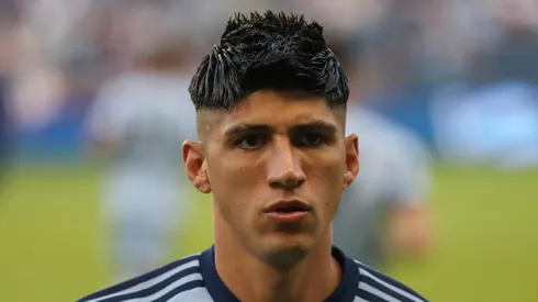 El delantero mexicano maneja tres propuestas, pero los directivos de Cruz Azul lo estarían espantando.