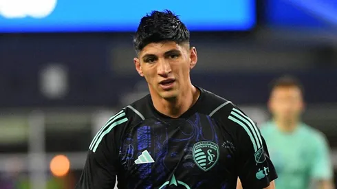 FOXBOROUGH, MA - APRIL 22: Sporting Kansas City forward Alan Pulido 9 looks on during a match between the New England Revolution and Sporting Kansas City on April 22, 2023, at Gillette Stadium in Foxborough, Massachusetts. Photo by Erica Denhoff/Icon Sportswire SOCCER: APR 22 MLS, Fussball Herren, USA - New England Revolution vs Sporting Kansas City EDITORIAL USE ONLY Icon23042304