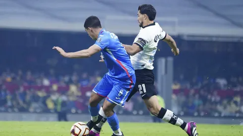 Ciudad de México, 15 de abril de 2023. Erik Lira y Henry Martín, durante el partido de la jornada 15 del torneo Clausura 2023 de la Liga BBVA MX, entre la Máquina Celeste del Cruz Azul y las Águilas del América, celebrado en el estadio Azteca. Foto: Imago7/ Rafael Vadillo