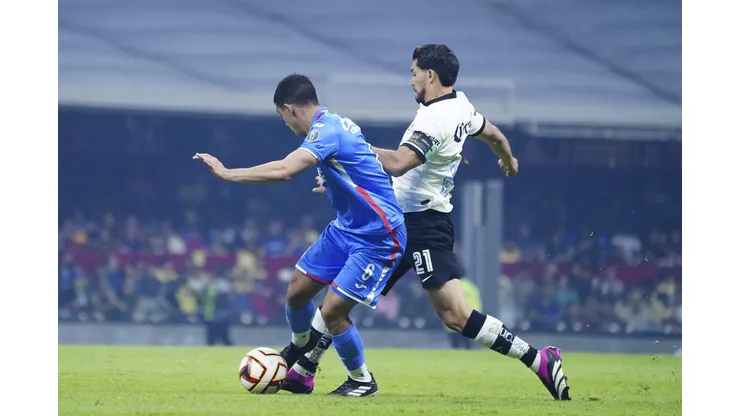 Ciudad de México, 15 de abril de 2023. Erik Lira y Henry Martín, durante el partido de la jornada 15 del torneo Clausura 2023 de la Liga BBVA MX, entre la Máquina Celeste del Cruz Azul y las Águilas del América, celebrado en el estadio Azteca. Foto: Imago7/ Rafael Vadillo