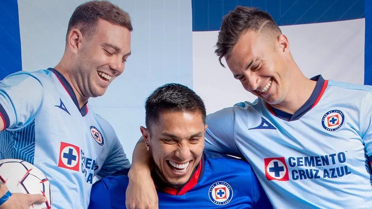 Cruz Azul presentó sus dos uniformes con Pirma.