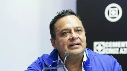 El mandamás de los cementeros se hizo presente en el acto de los uniformes y soltó la bomba.