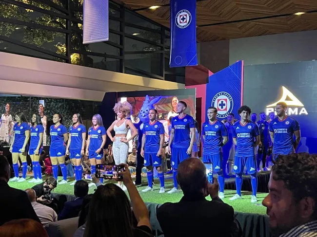 Presentadas las playeras de Cruz Azul. (Twiter Armando Melgar)
