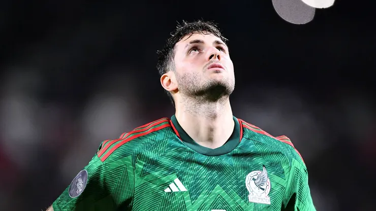 Santiago Giménez será titular en México.