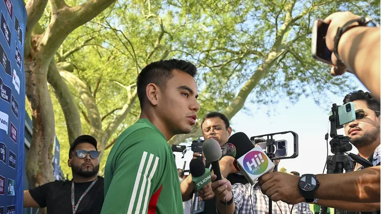 Los dos futbolistas cementeros atendieron a los medios de comunicación al término del entrenamiento de este miércoles.