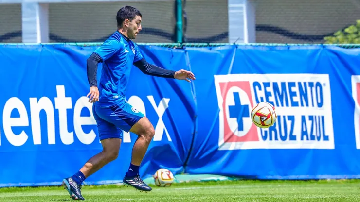 Erik Lira arrancó como titular con Cruz Azul ante Pumas.