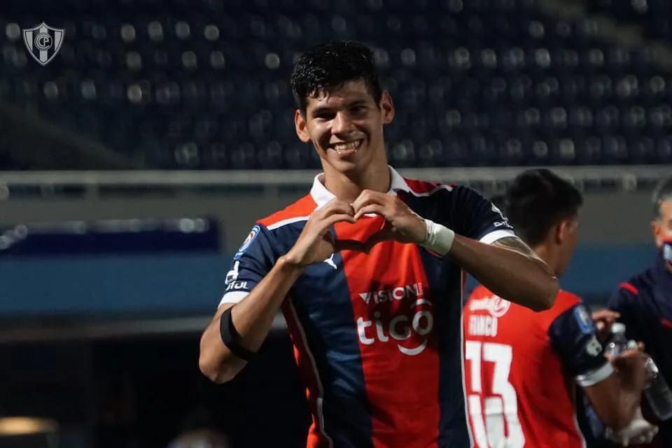 Robert Morales cerca de Toluca (Oficial Cerro Porteño)