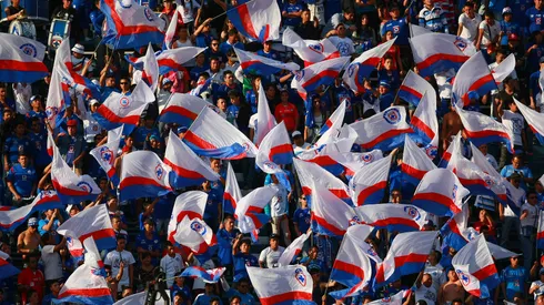 Los seguidores de Cruz Azul alientan en todo momento al equipo cementero.