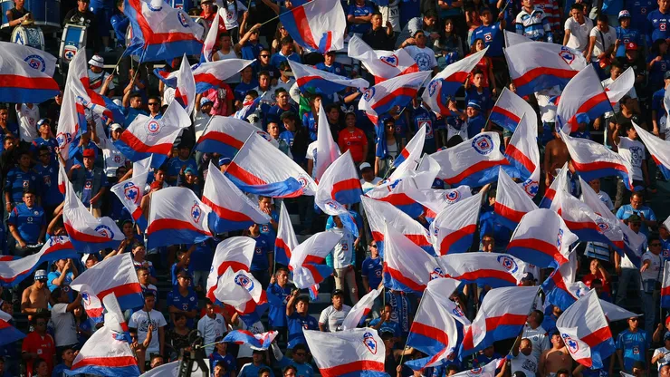 Los seguidores de Cruz Azul alientan en todo momento al equipo cementero.