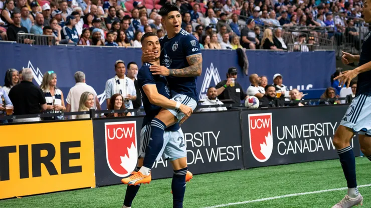 Alan Pulido convierte para Sporting Kansas.