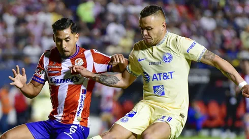 SAN LUIS, MEXICO - MAYO 10: Ricardo Chavez (I) del San Luis y Jonathan Rodriguez (D) del America disputan el balon durante el juego de ida de los cuartos de final del Torneo Clausura 2023 de la Liga BBVA MX en el Estadio Alfonso Lastras el 10 de Mayo de 2023 en San Luis, Mexico. (Foto: Ricardo Hernandez/JAM MEDIA)