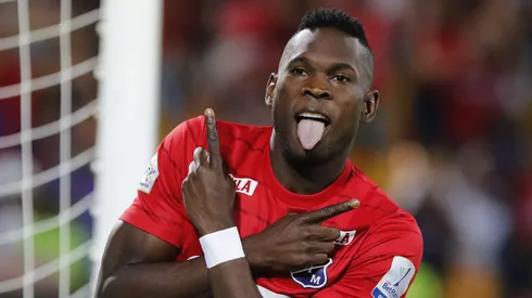 "El delantero colombiano pasó sus pruebas físicas y médicas".