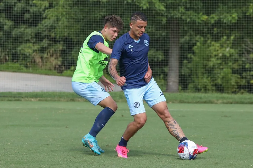 Kevin Castaño, titular en la práctica del domingo. (@CruzAzul)