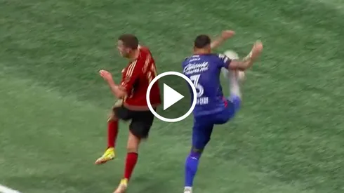 Carlos Salcedo protagonizó una polémica jugada