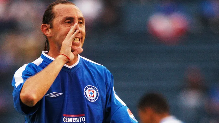 Alex Aguinaga jugó en Cruz Azul en el Apertura 2003.