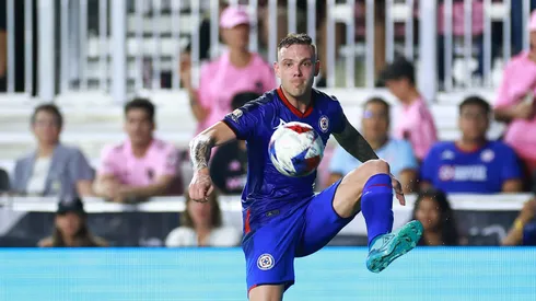 El mediocampista argentino ha sido el blanco de críticas después de posar sonriente con la playera de Messi a pesar de la derrota.