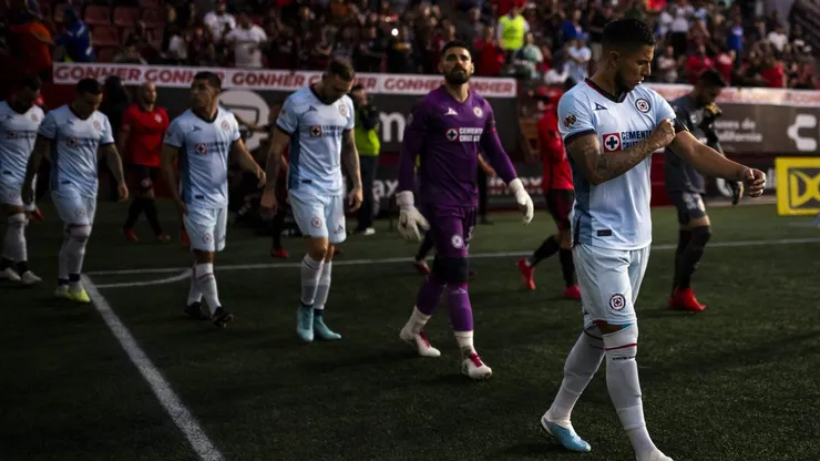 Carlos Salcedo comandaría la defensa de Cruz Azul.