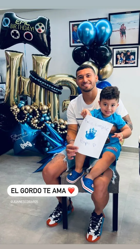 Las fotos del festejo de Juan Escobar en familia. (Foto: @rfzelma)