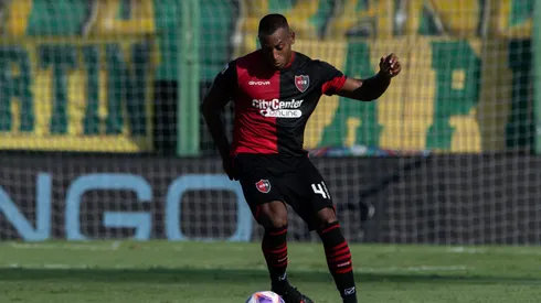 Desde Argentina aseguran que el jugador colombiano sigue perteneciendo a Newells.